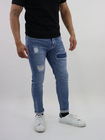 Jeans skinny con destrucción y parche (NUEVA TEMPORADA)