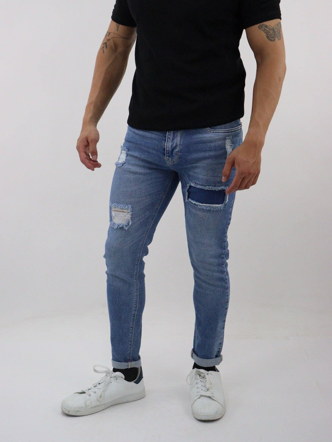 Jeans skinny con destrucción y parche (NUEVA TEMPORADA)