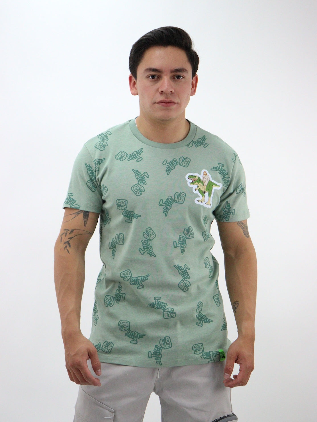 Playera color verde con gráfico de dinosaurios (NUEVA TEMPORADA)