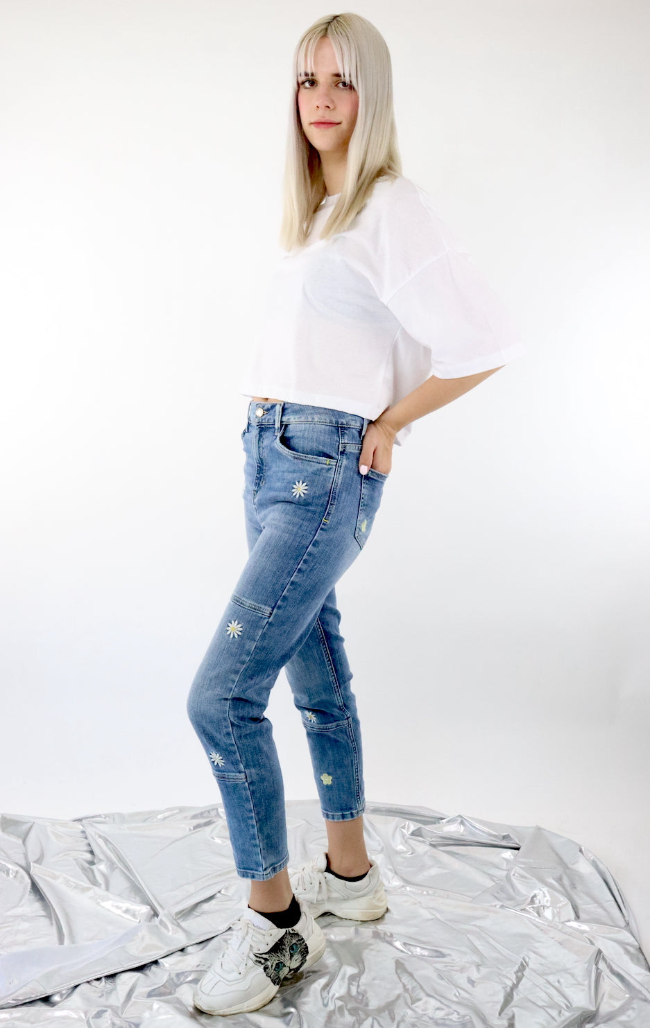 Jeans mom clasic con bordado floral