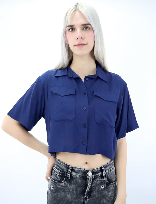 Camisa crop de color azul marino