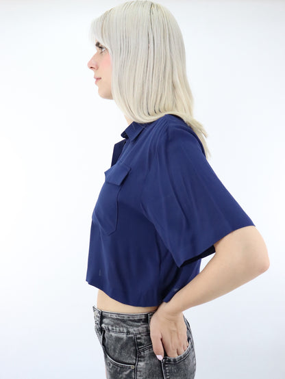 Camisa crop de color azul marino