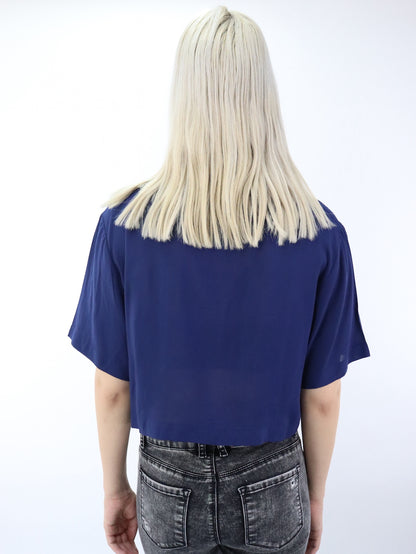 Camisa crop de color azul marino