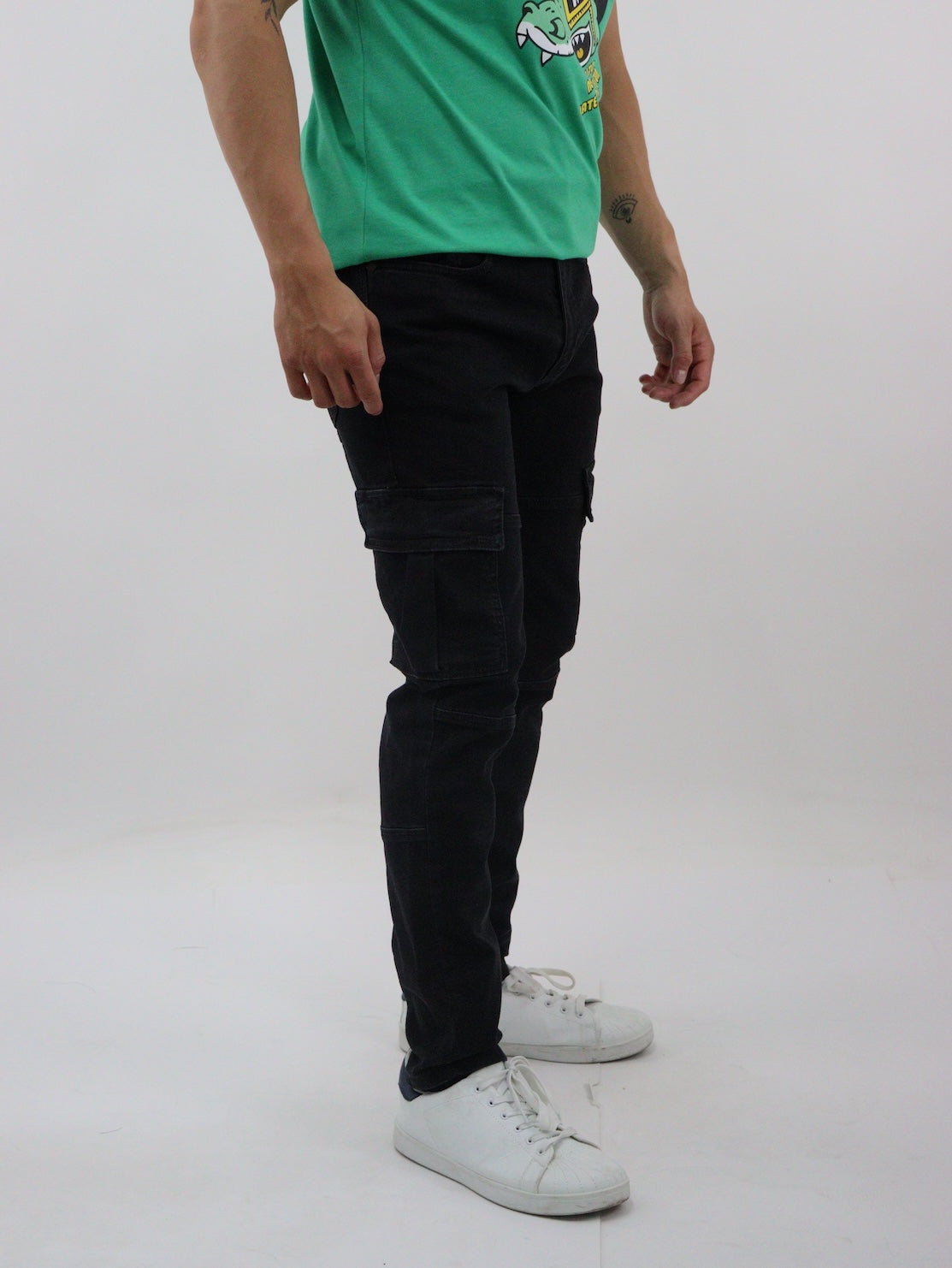 Jeans cargo de color negro deslavado (NUEVA TEMPORADA)