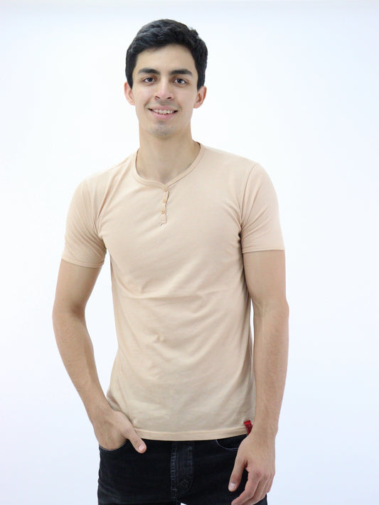 Playera manga corta de color ocre con cuello V (NUEVA TEMPORADA)