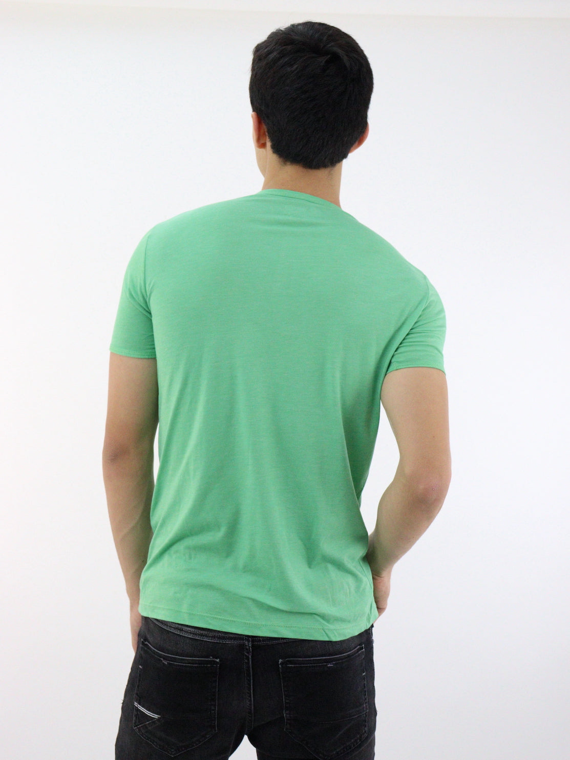 Playera manga corta de color verde con cuello V (NUEVA TEMPORADA)