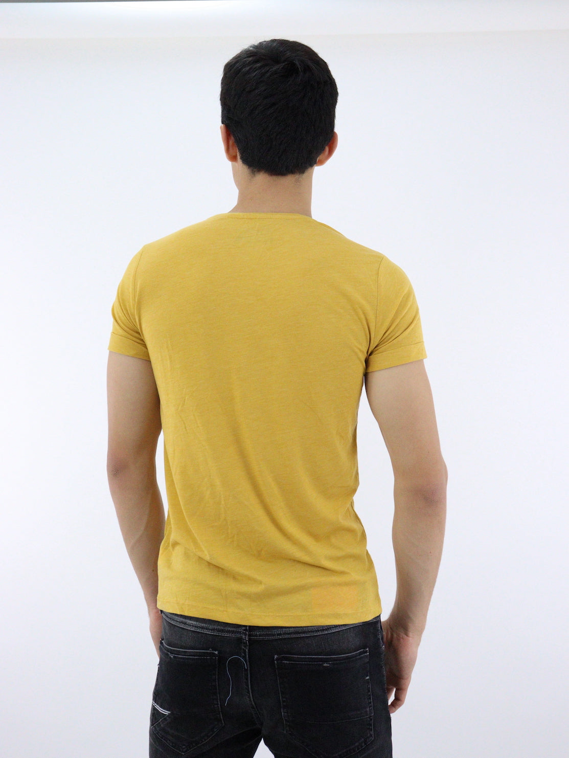 Playera manga corta de color amarillo mostaza con cuello V (NUEVA TEMPORADA)