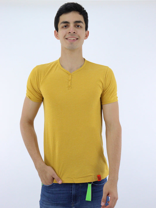 Playera manga corta de color amarillo mostaza con cuello V (NUEVA TEMPORADA)