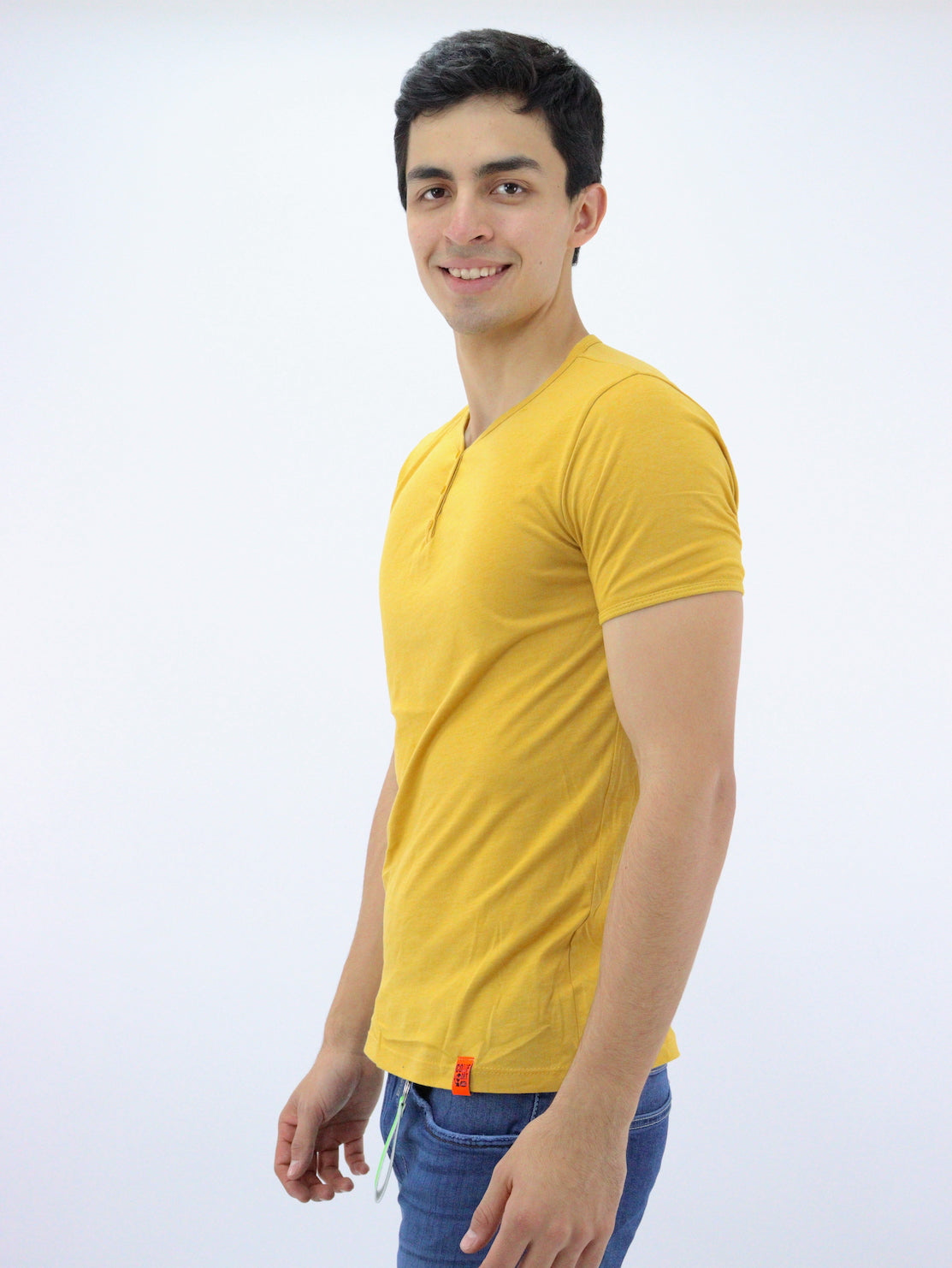 Playera manga corta de color amarillo mostaza con cuello V (NUEVA TEMPORADA)