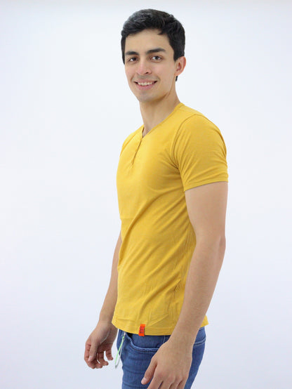 Playera manga corta de color amarillo mostaza con cuello V (NUEVA TEMPORADA)