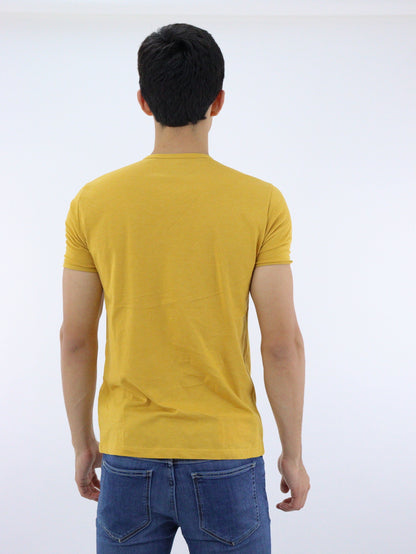 Playera manga corta de color amarillo mostaza con cuello V (NUEVA TEMPORADA)