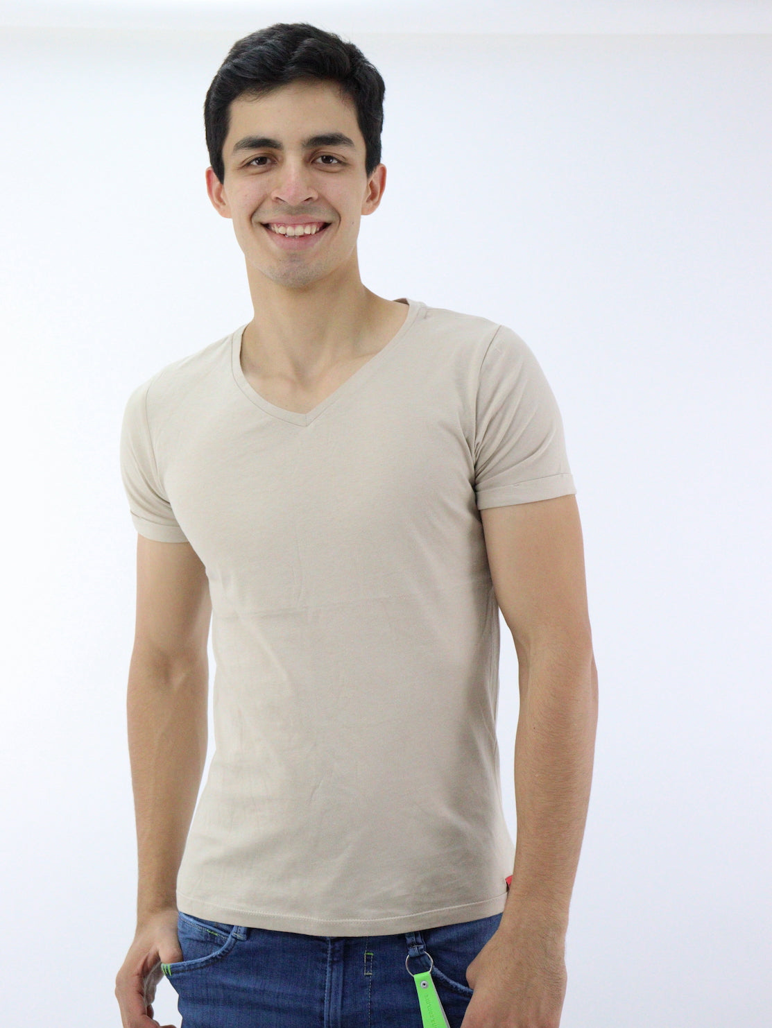 Playera manga corta de color beige con cuello V (NUEVA TEMPORADA)