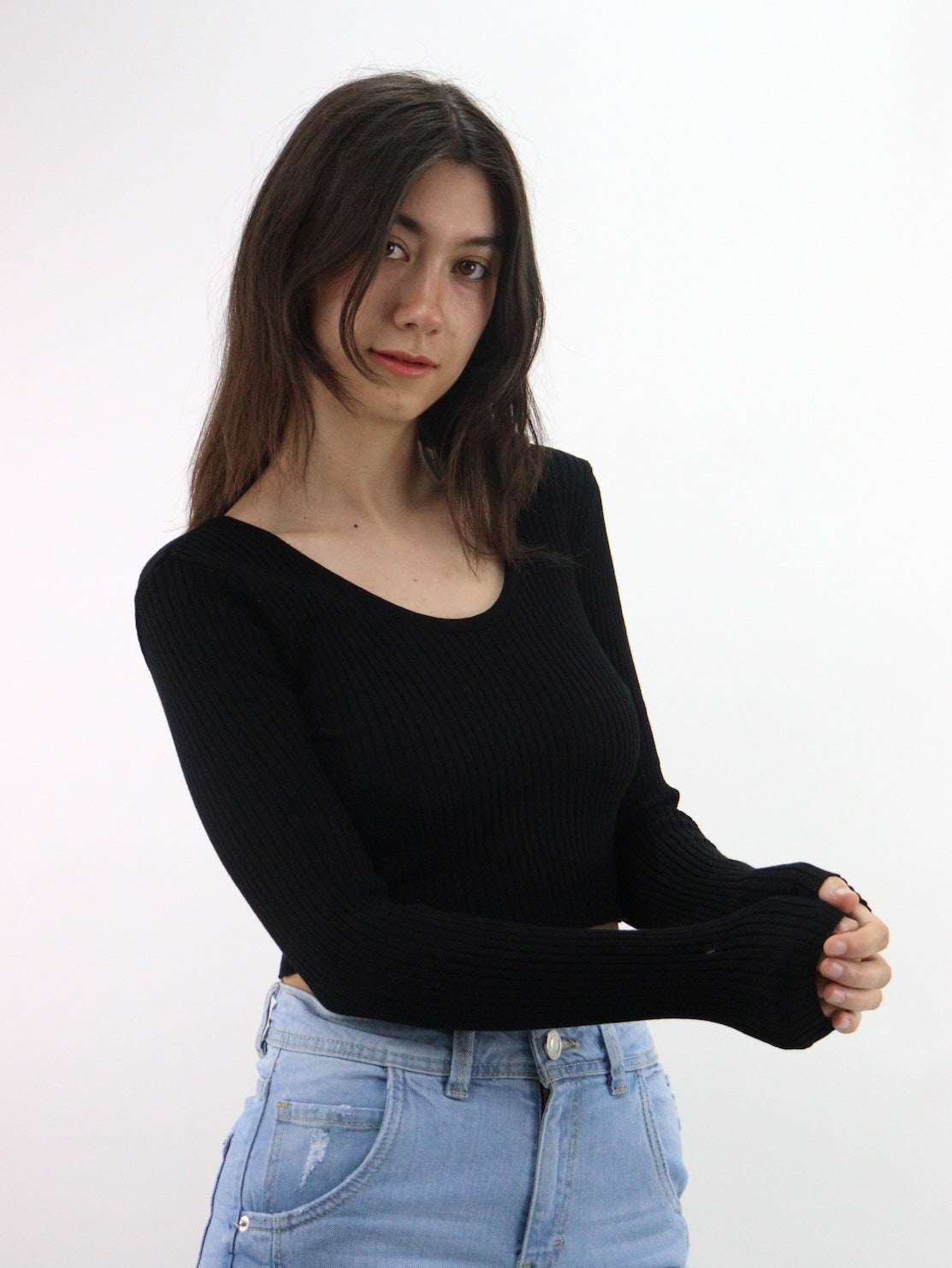 Blusa crop manga larga de color negro
