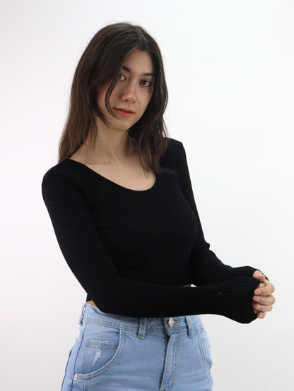 Blusa crop manga larga de color negro