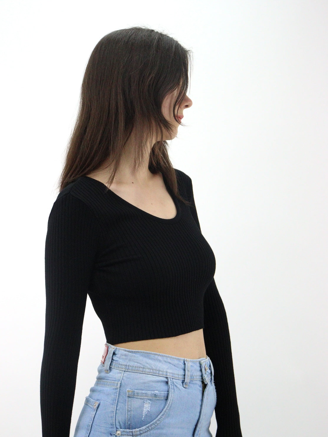 Blusa crop manga larga de color negro