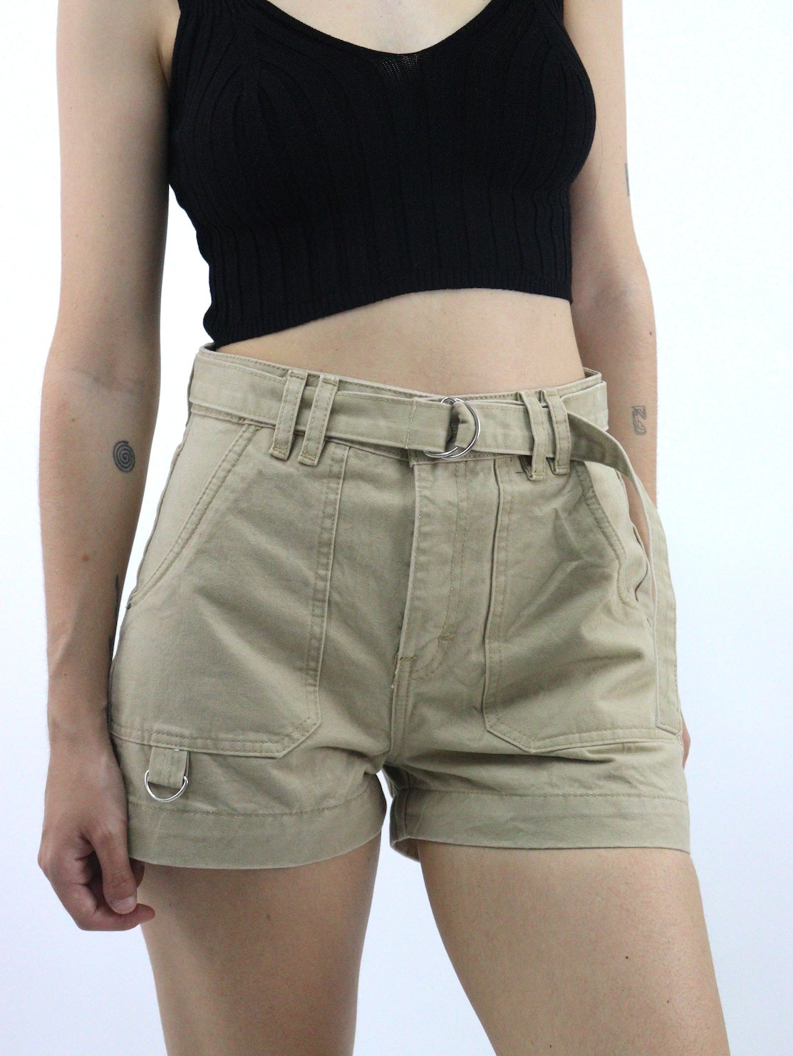 Short con cinturón de color khaki (NUEVA TEMPORADA)