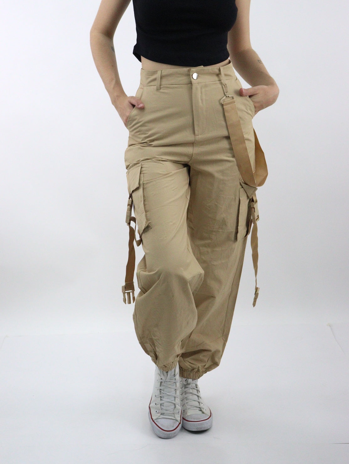 Pantalón cargo de color beige con cintas de broche (NUEVA TEMPORADA)