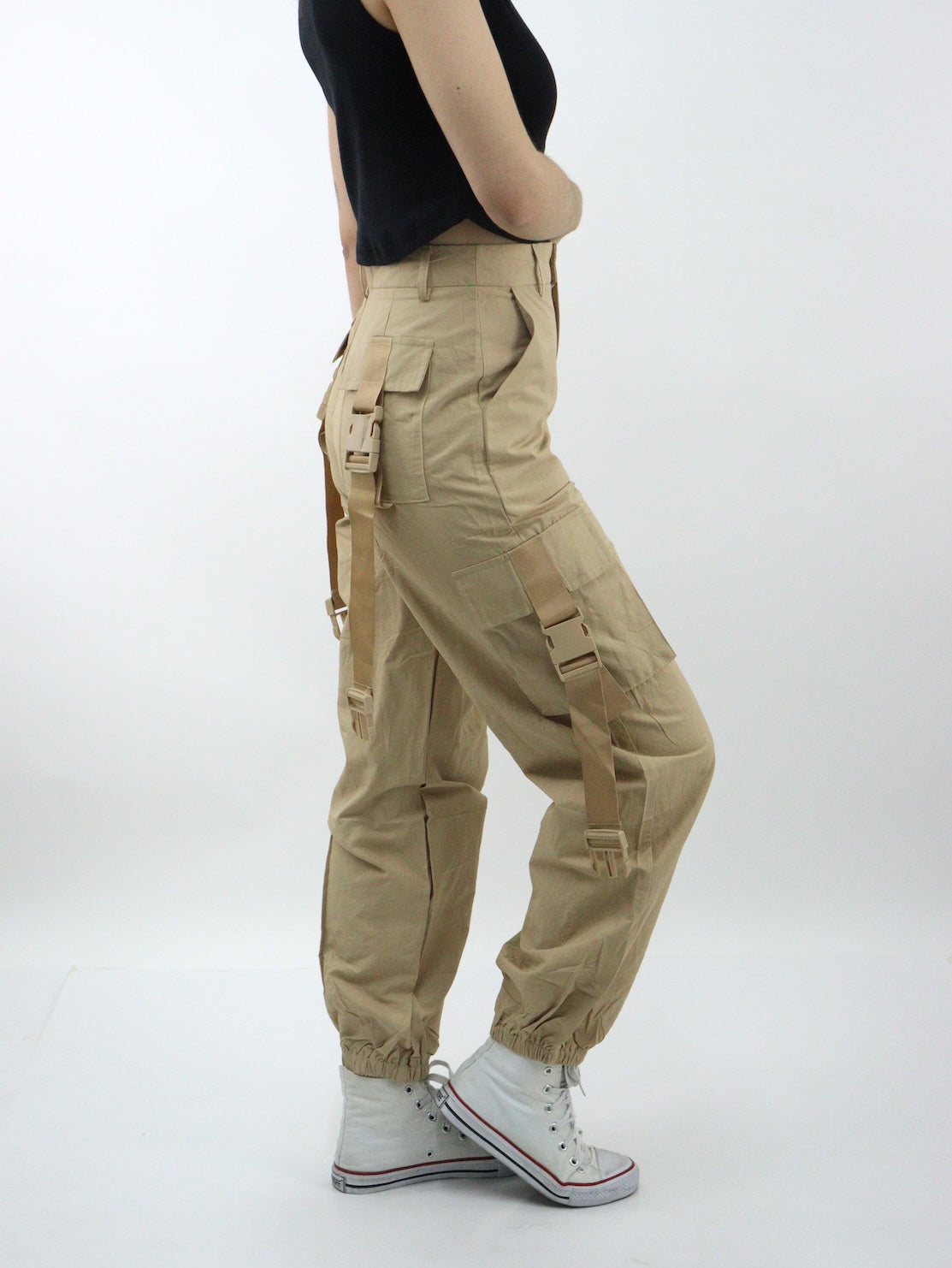 Pantalón cargo de color beige con cintas de broche (NUEVA TEMPORADA)