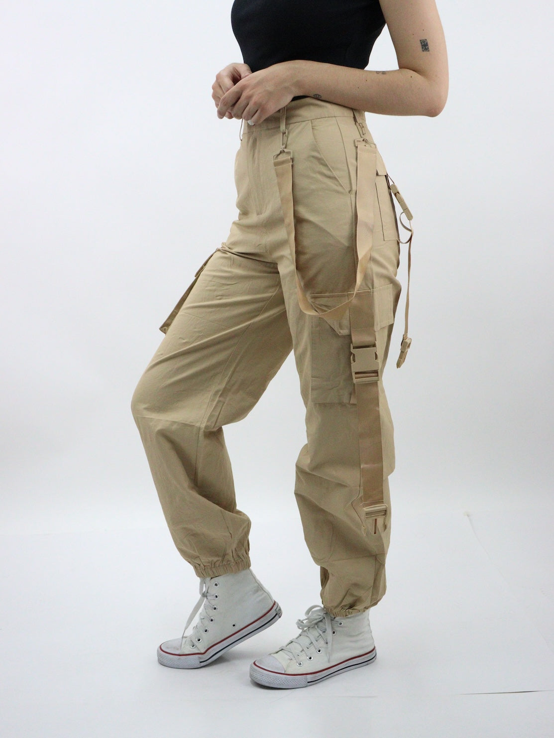 Pantalón cargo de color beige con cintas de broche (NUEVA TEMPORADA)