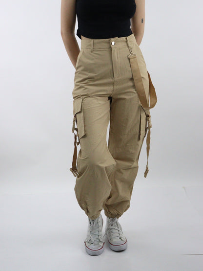 Pantalón cargo de color beige con cintas de broche (NUEVA TEMPORADA)