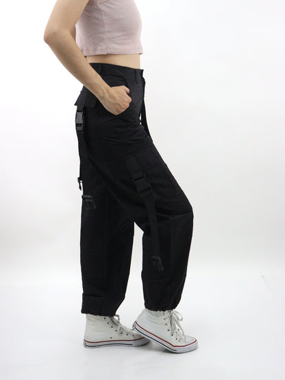 Pantalón cargo de color negro con cintas de broche (NUEVA TEMPORADA)