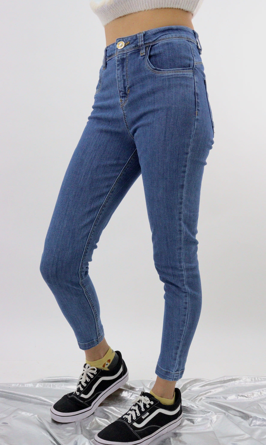 Jeans skinny tiro alto de color azul medio