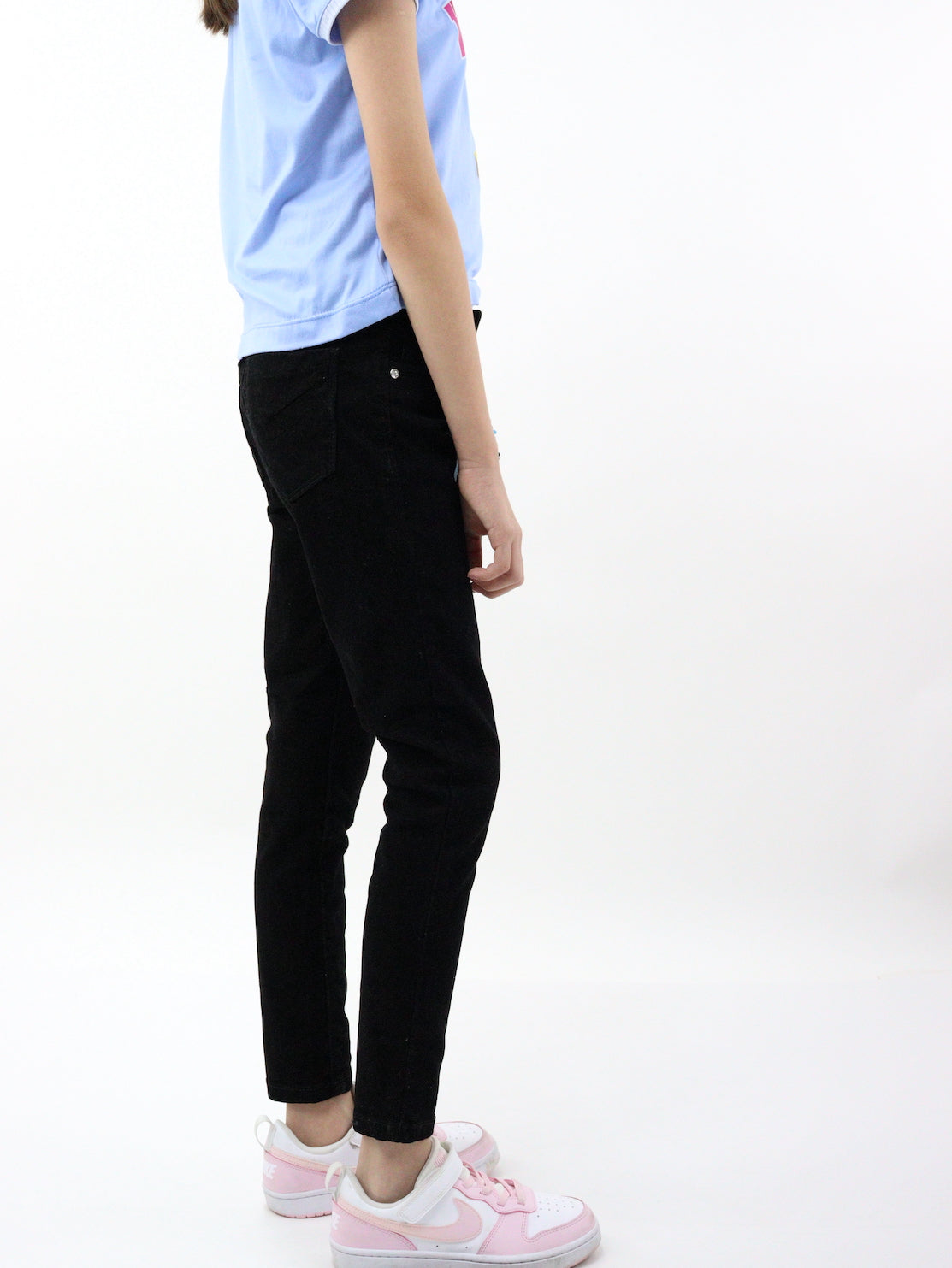 Jeans skinny de color negro con monedero decorativo