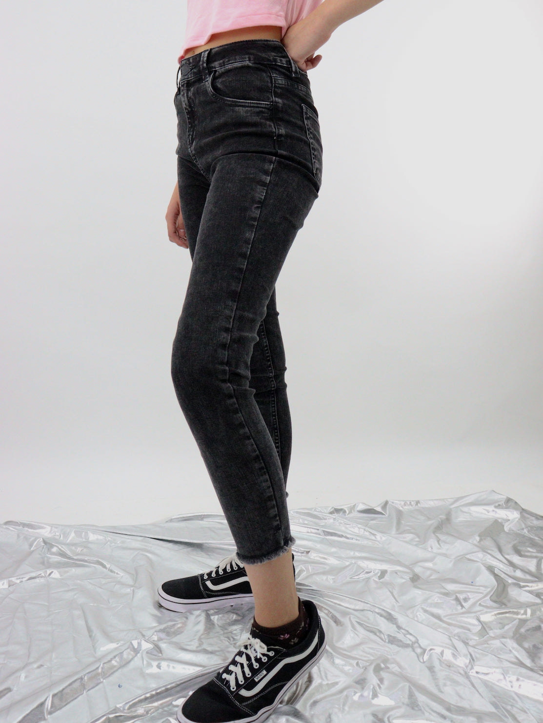 Jeans skinny tiro alto de color negro deslavado