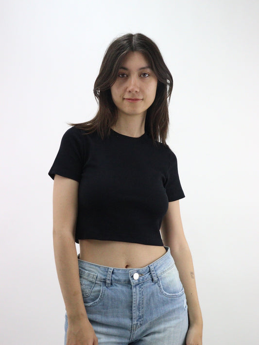 Playera crop básica manga corta de color negro (NUEVA TEMPORADA)