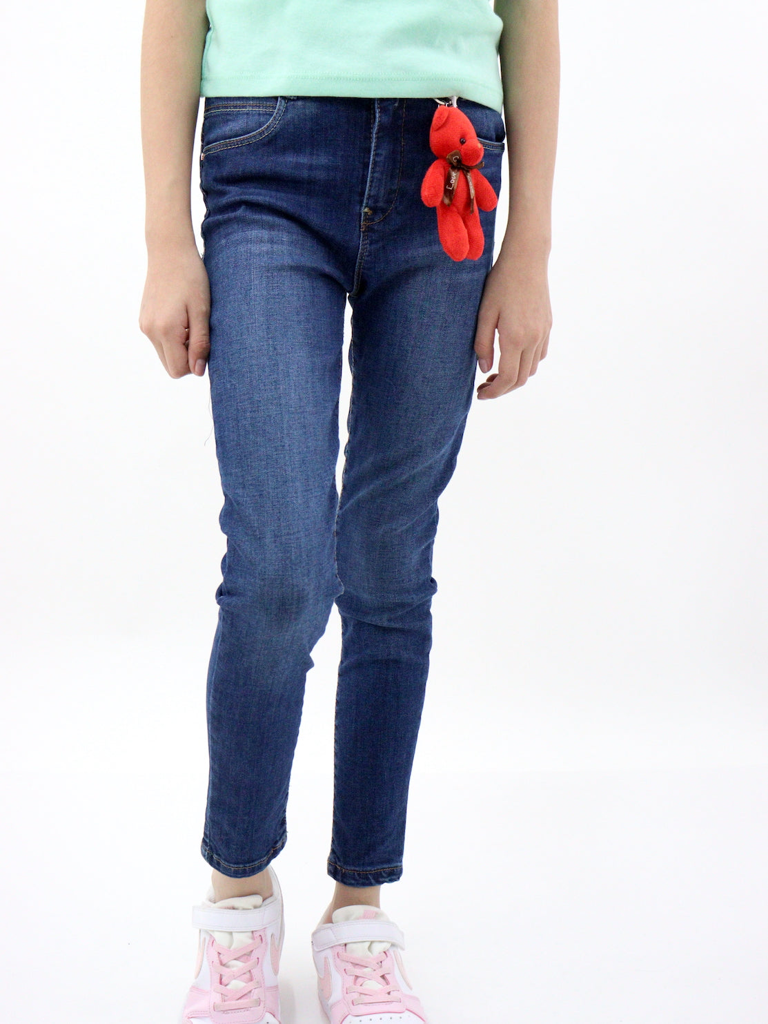 Jeans skinny de color azul oscuro con llavero decorativo