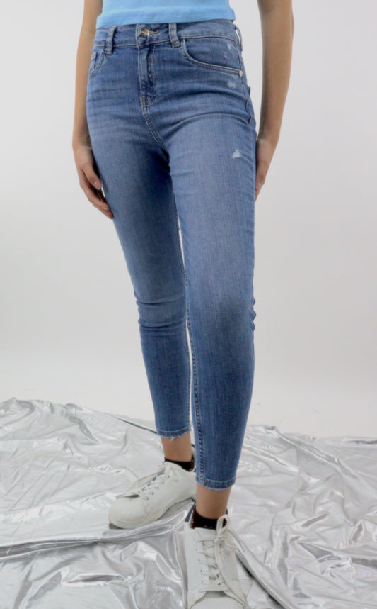 Jeans skinny tiro alto de color azul medio con destrucción