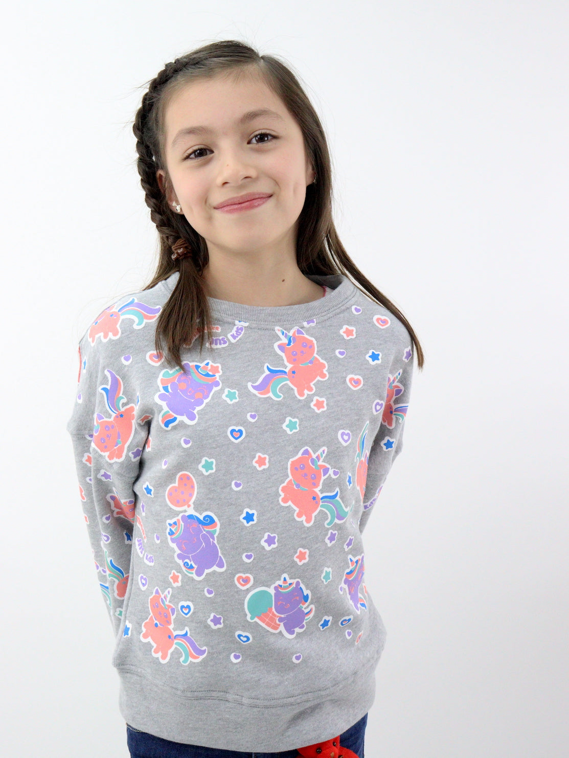 Sudadera cerrada de color gris con print de unicornios