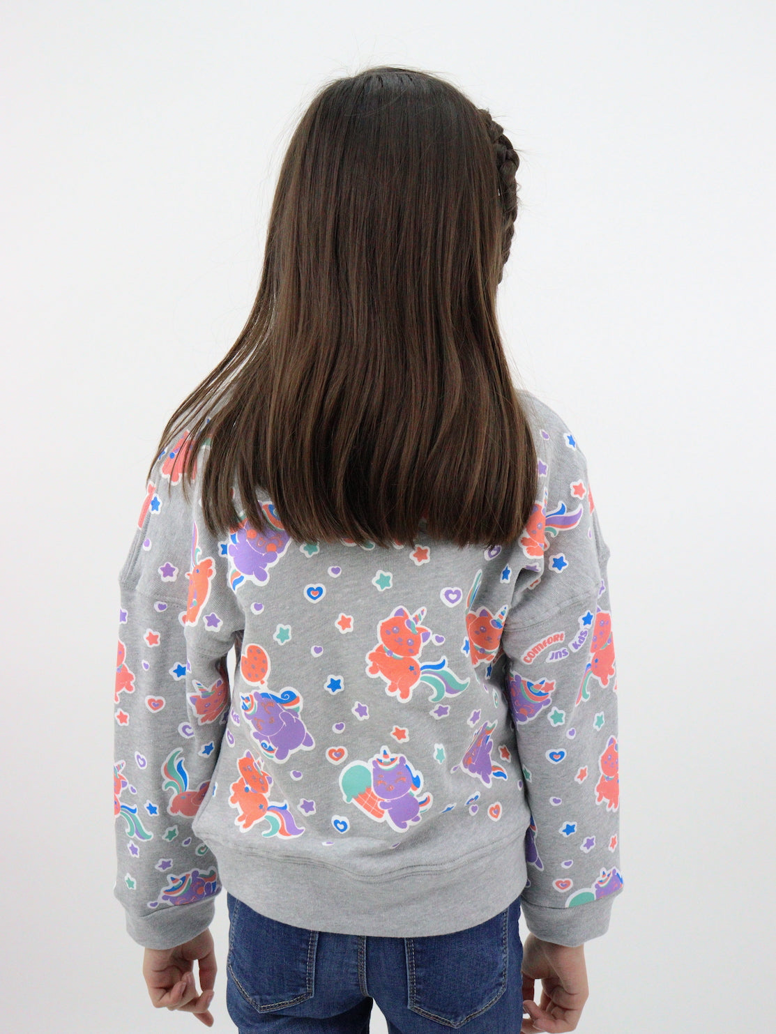 Sudadera cerrada de color gris con print de unicornios