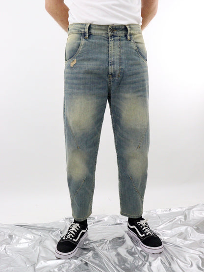 Jeans estilo loose de color azul deslavado con tinta