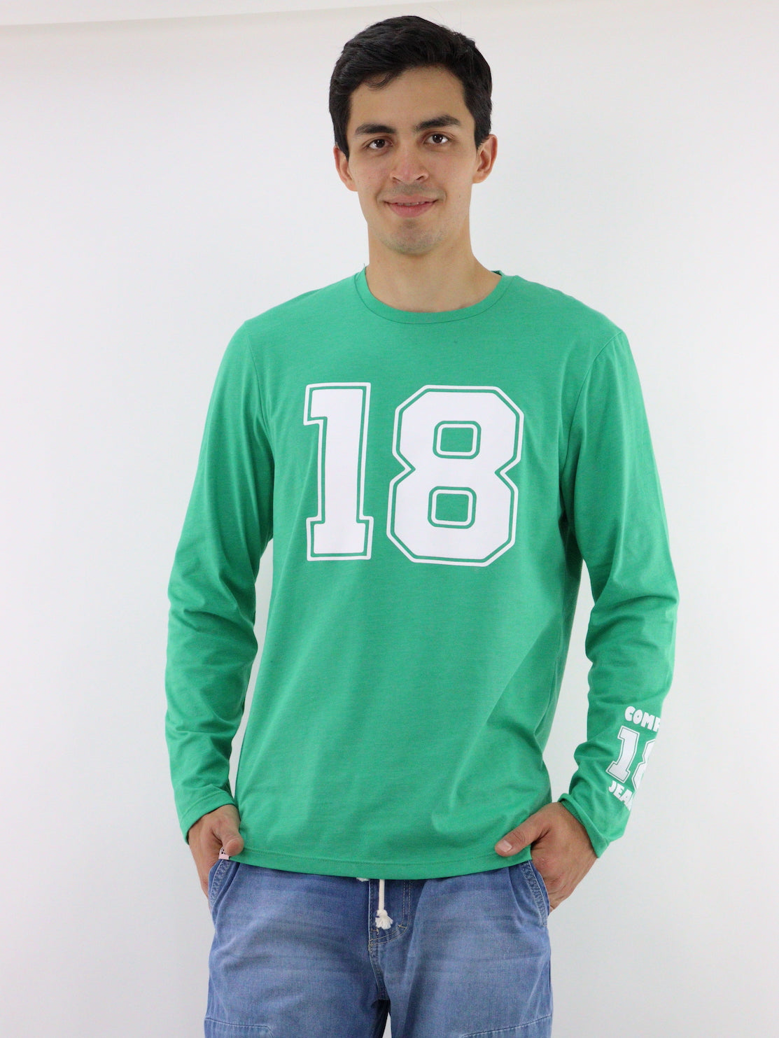 Playera manga larga de color verde con estampado