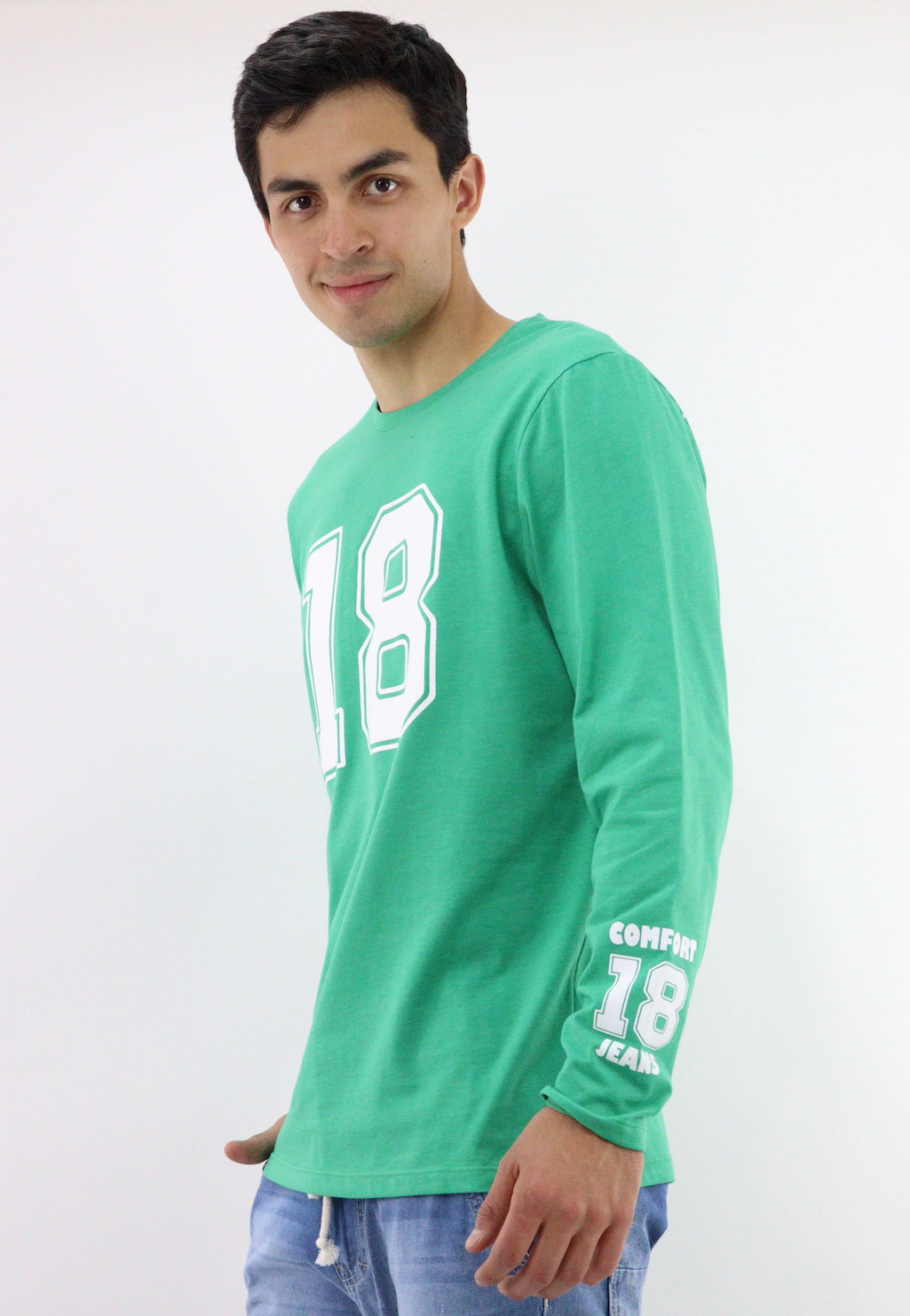 Playera manga larga de color verde con estampado