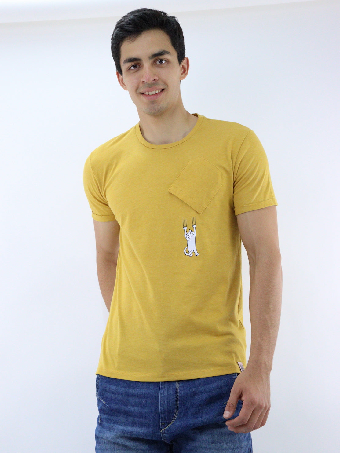 Playera manga corta de color amarillo mostaza con estampado (NUEVA TEMPORADA)