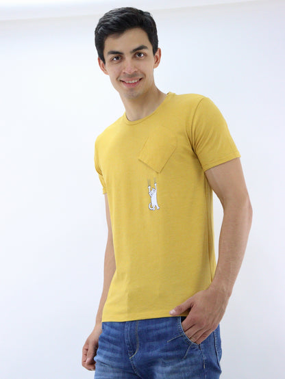 Playera manga corta de color amarillo mostaza con estampado (NUEVA TEMPORADA)