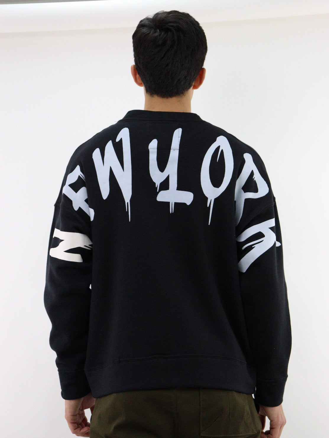 Sudadera oversize de color negro con estampado trasero (NUEVA TEMPORADA)