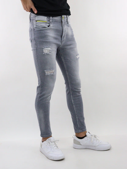 Jeans skinny de color gris con destrucción