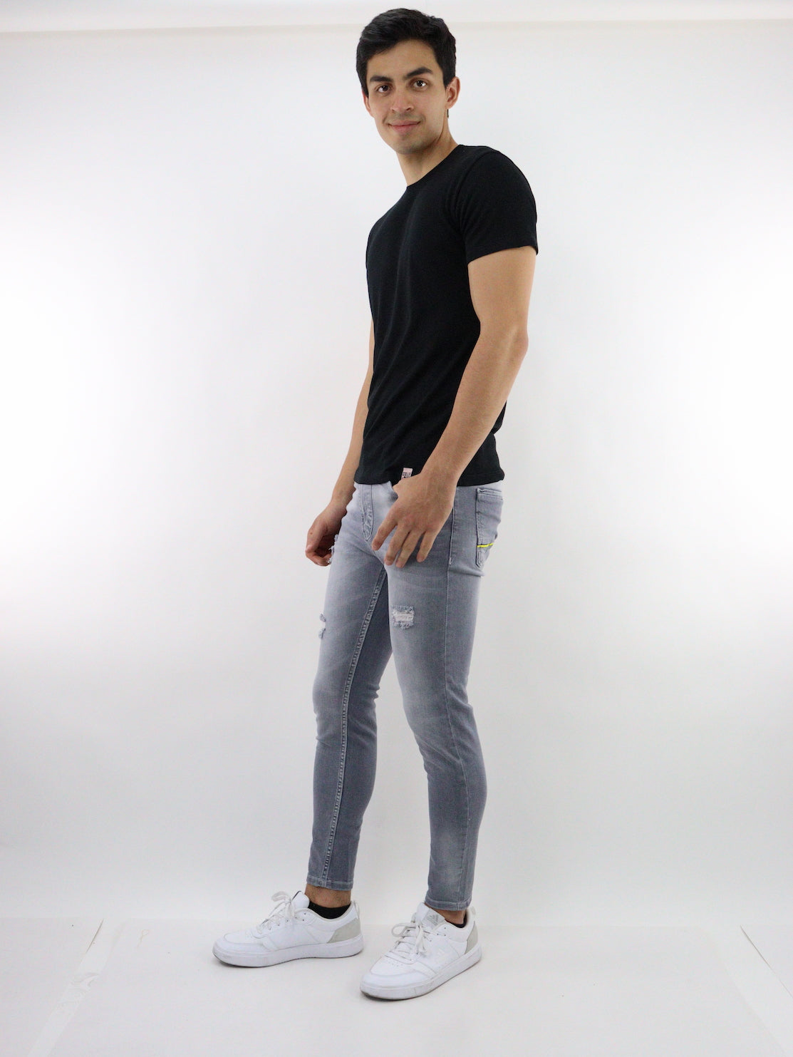 Jeans skinny de color gris con destrucción