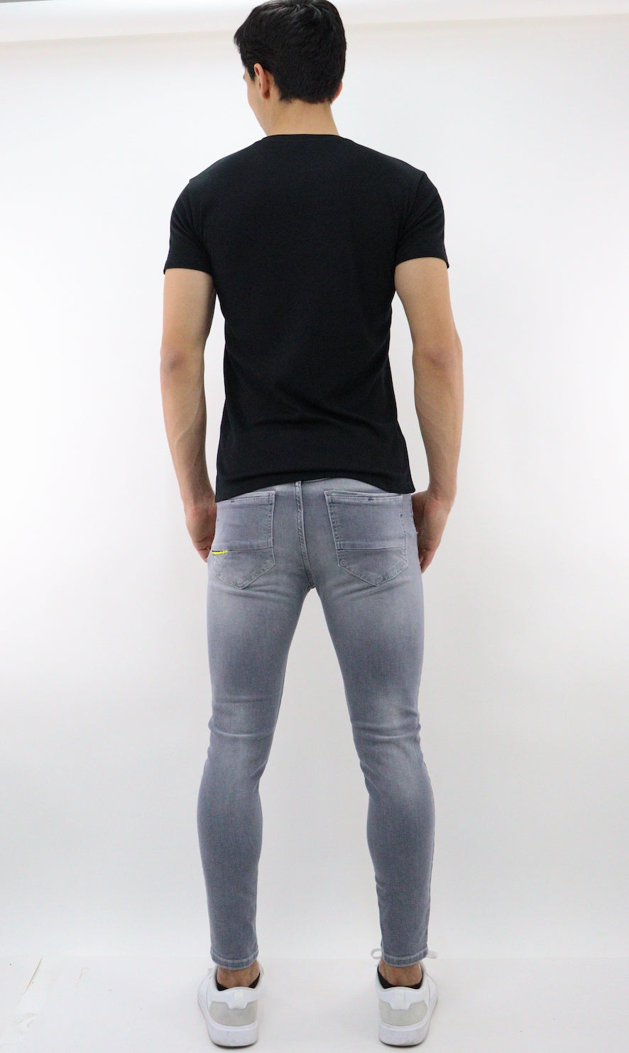 Jeans skinny de color gris con destrucción