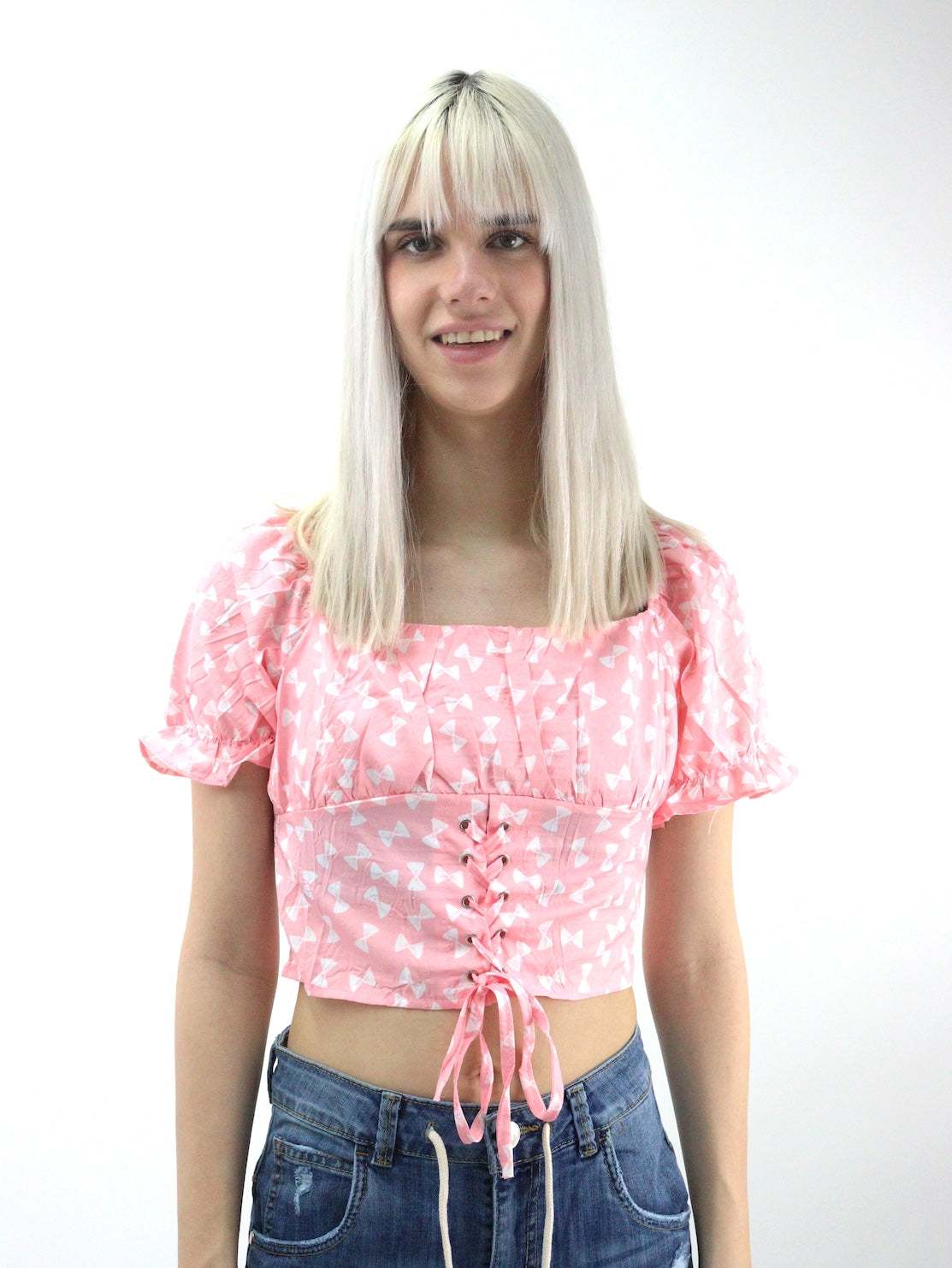 Camisa crop de hombros descubiertos con cordón y print de moños (NUEVA TEMPORADA)