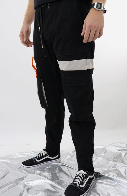 Jogger cargo de color negro con cintas decorativas