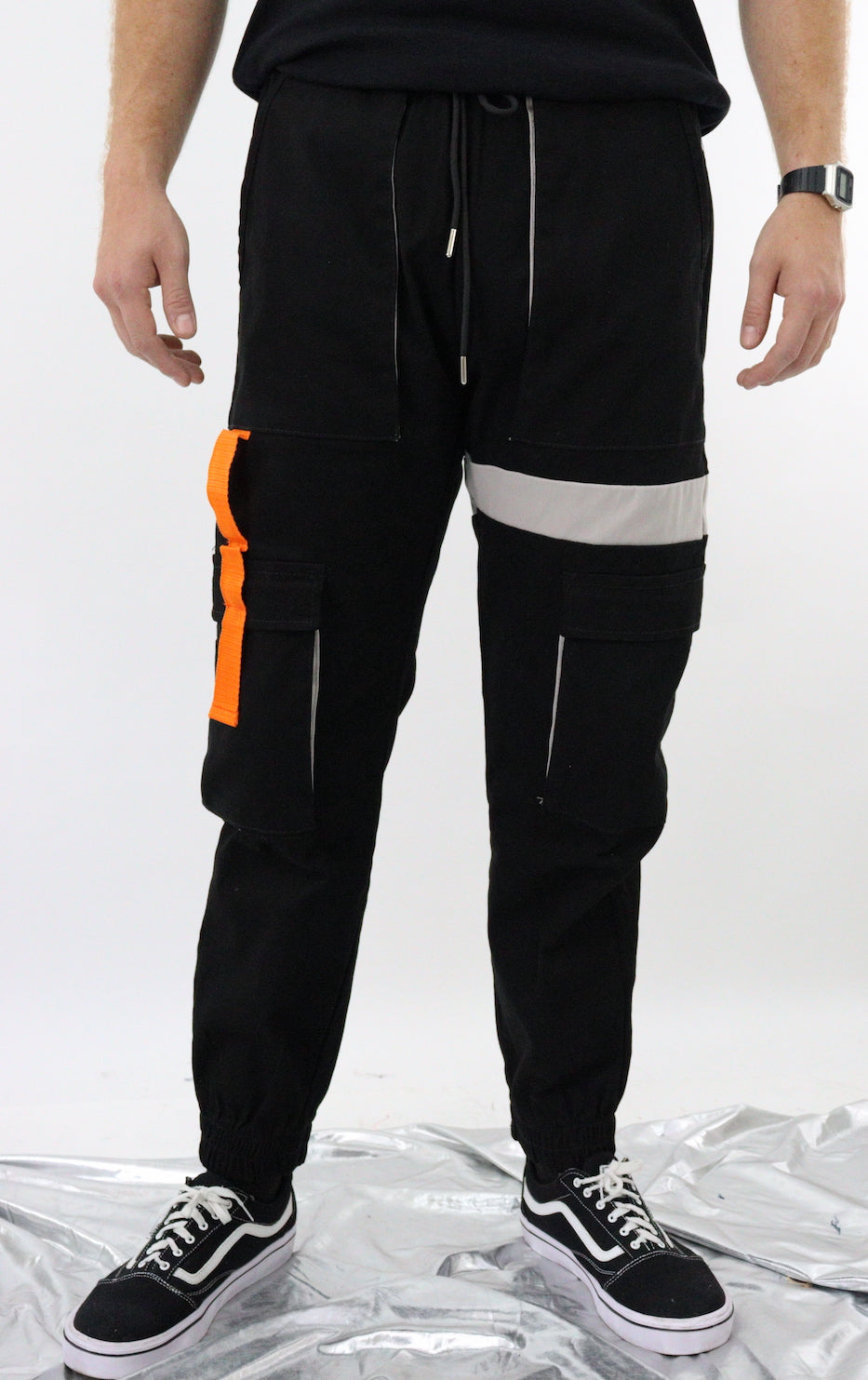 Jogger cargo de color negro con cintas decorativas