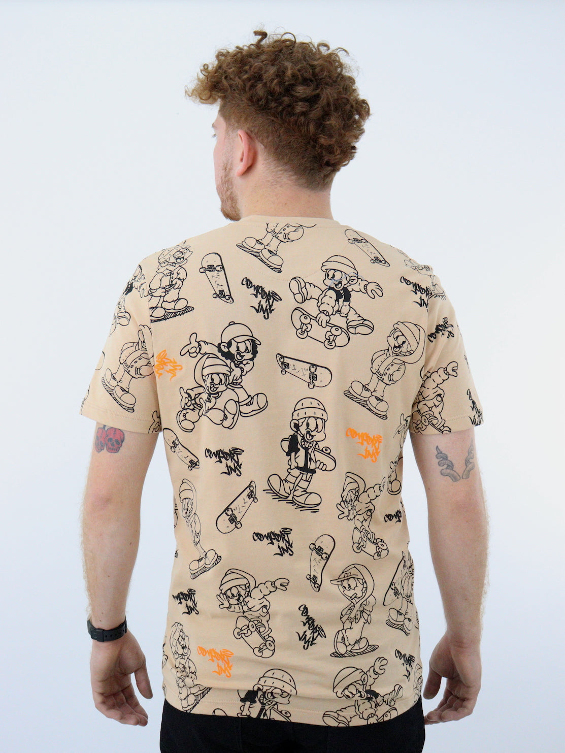 Playera manga corta de color camel con print skateboard