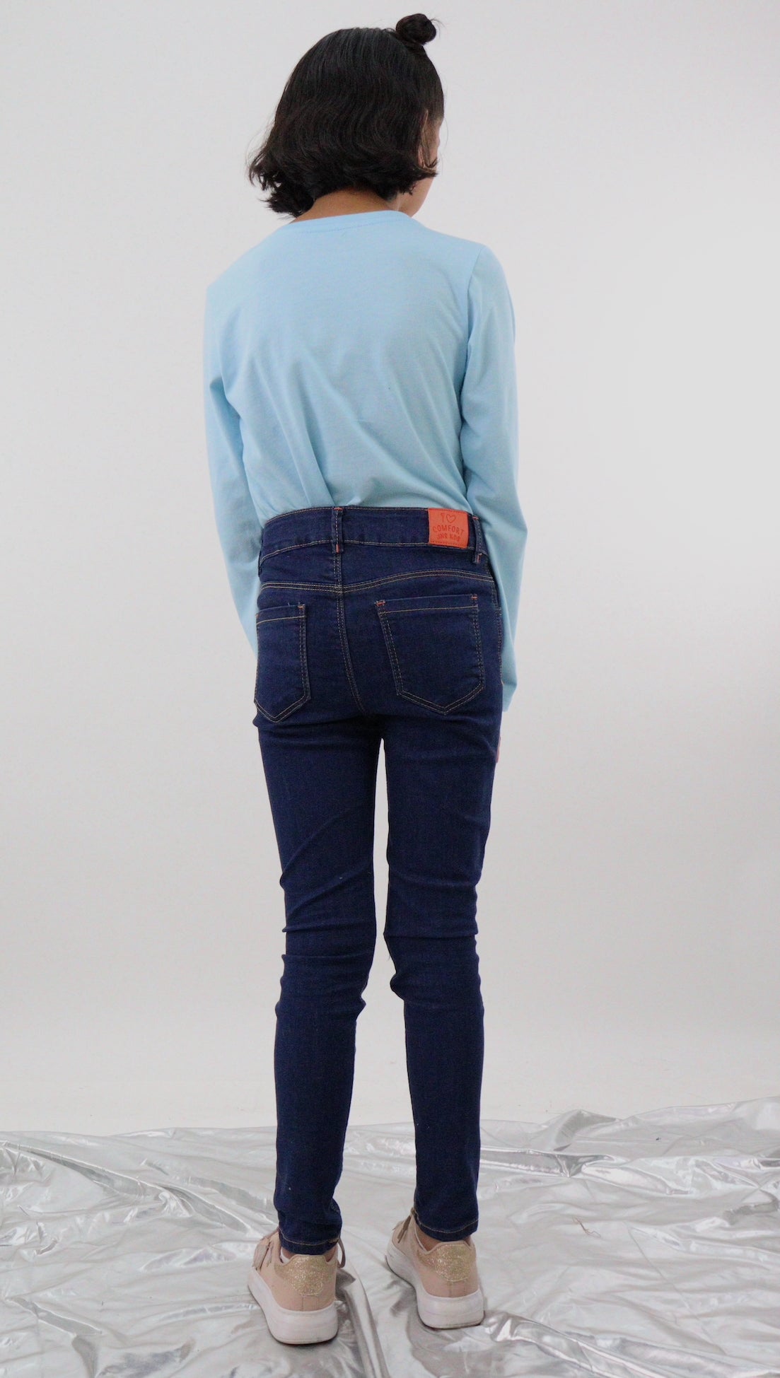 Jeans skinny de color azul oscuro con colgante decorativo