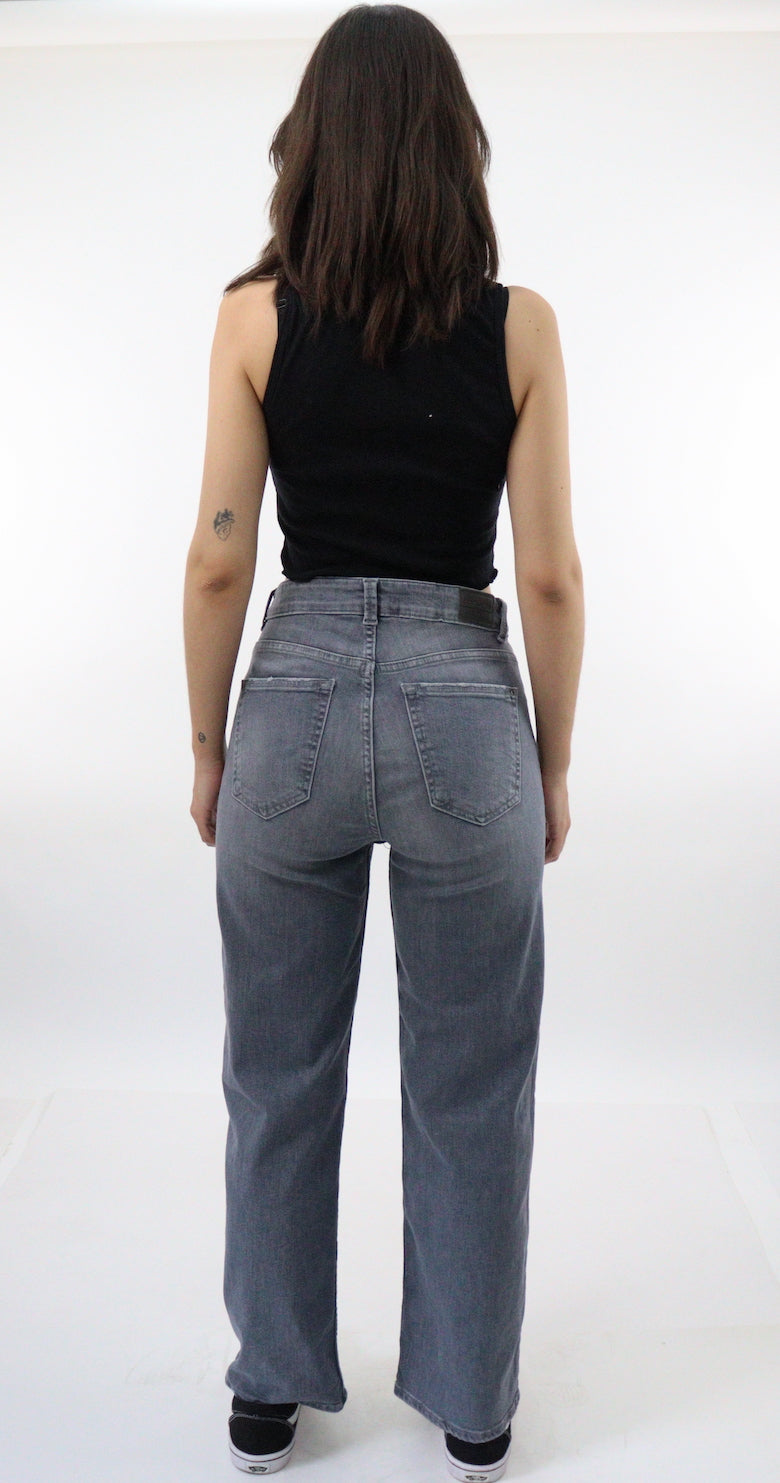 Jeans wide de color gris oscuro con destrucción