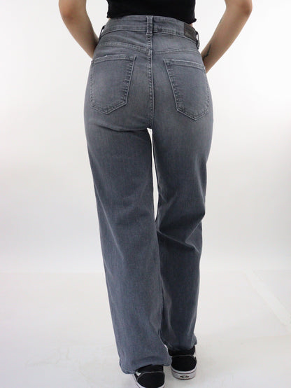 Jeans wide de color gris oscuro con destrucción