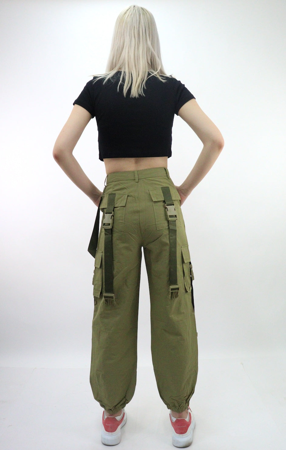 Pantalón cargo de color verde militar con cintas de broche (NUEVA TEMPORADA)